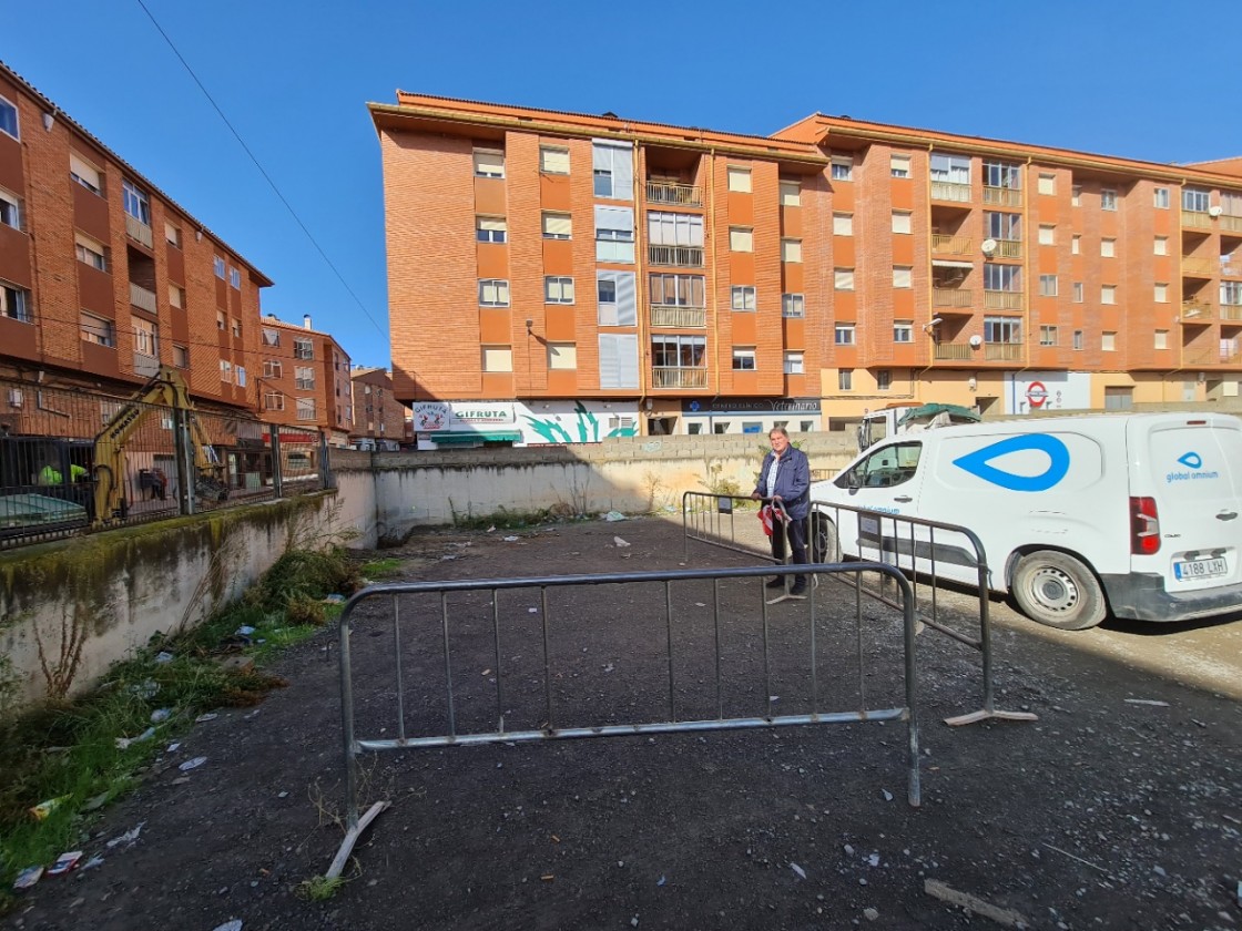 La adecuación provisional de la explanada de la calle Santa Amalia, en marcha