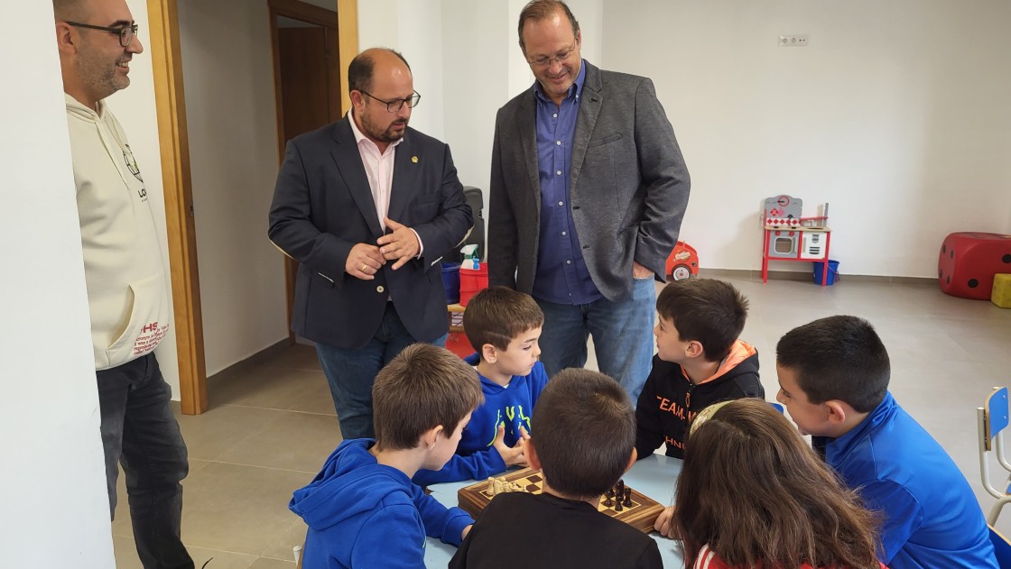 El colegio de Mora de Rubielos estrena este curso la remodelación del patio y de los accesos