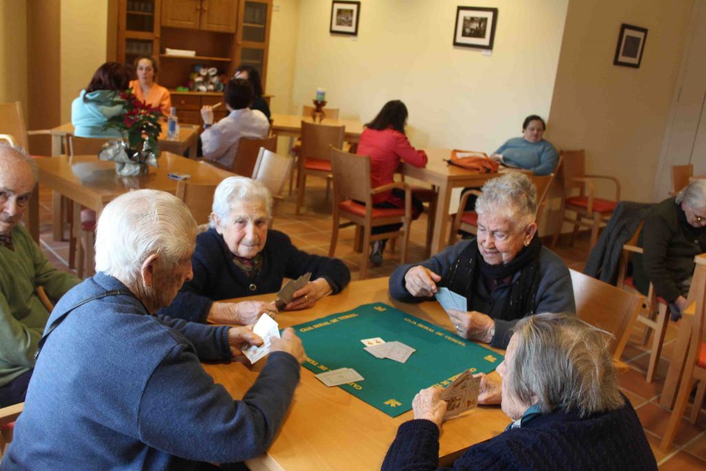 Discapacitados y ancianos comparten cuidados y ratos de ocio en Cantavieja