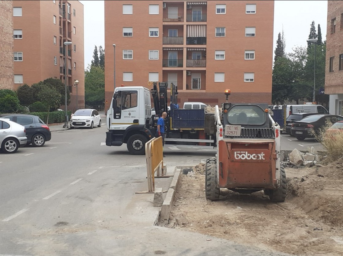 El Ayuntamiento de Alcañiz rebaja la acera de la calle Santa María para mejorar la accesibilidad