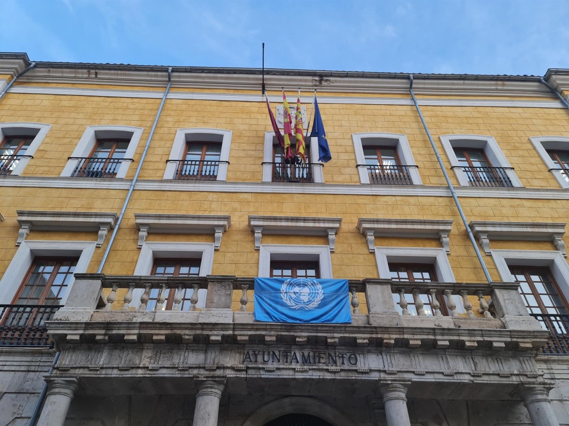 El Ayuntamiento de Teruel se suma a la conmemoración del Día de las Naciones Unidas con una bandera azul en su balcón