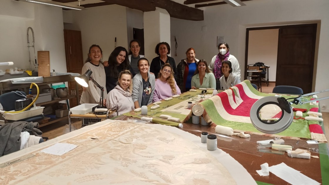 El Curso de Restauración Textil de Albarracín actúa en tres piezas históricas