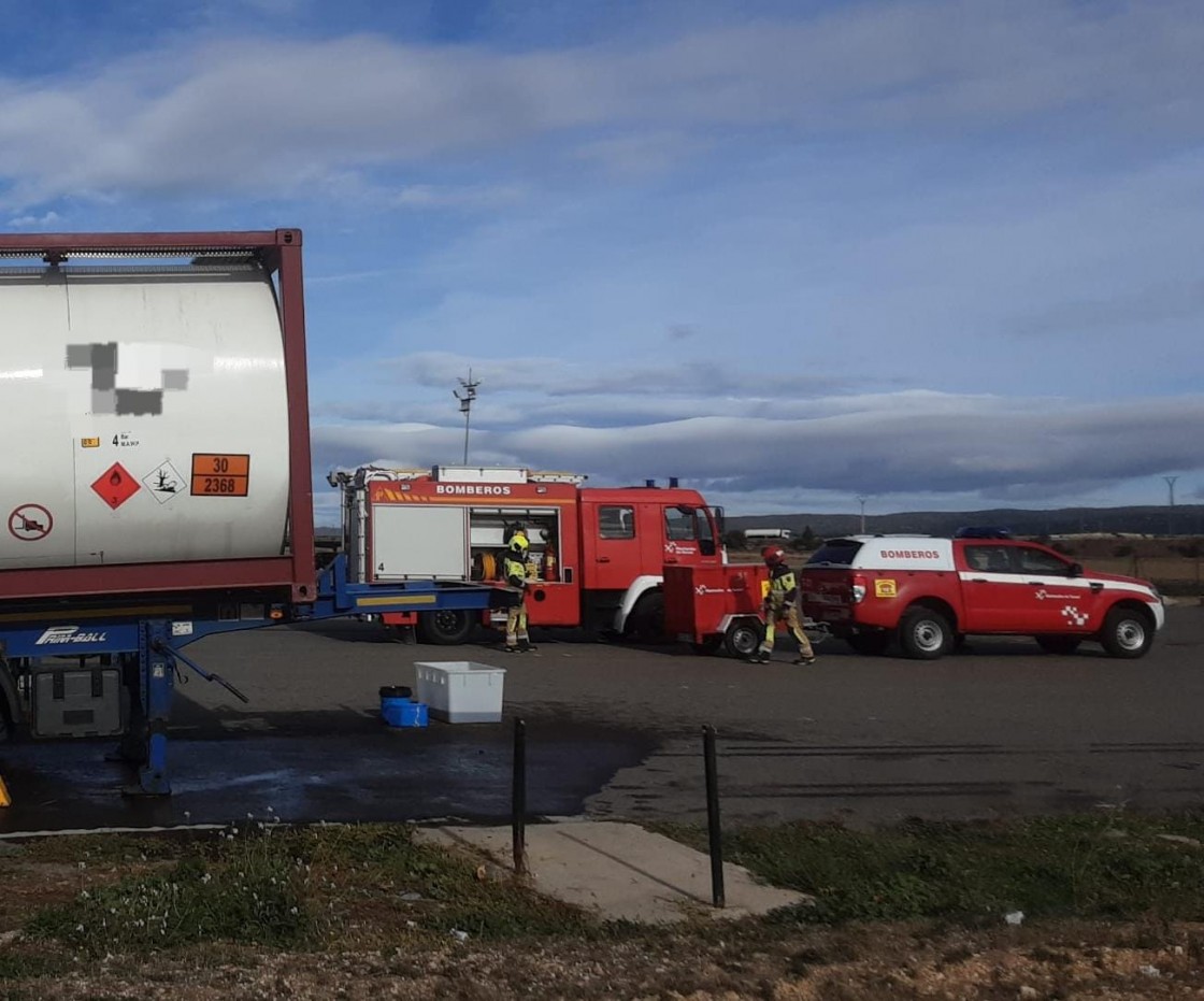 Un accidente de un vehículo pesado de mercancías peligrosas se salda sin daños personales