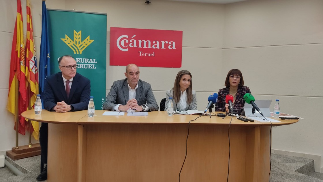 Una docena de empresas se encuentran con jóvenes desempleados en Alcañiz