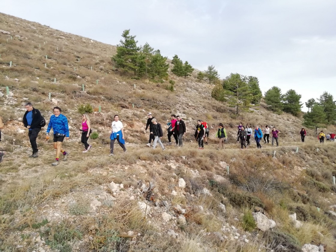 Un centenar de participantes en la recuperada andada reivindicativa por los montes quemados en 2009