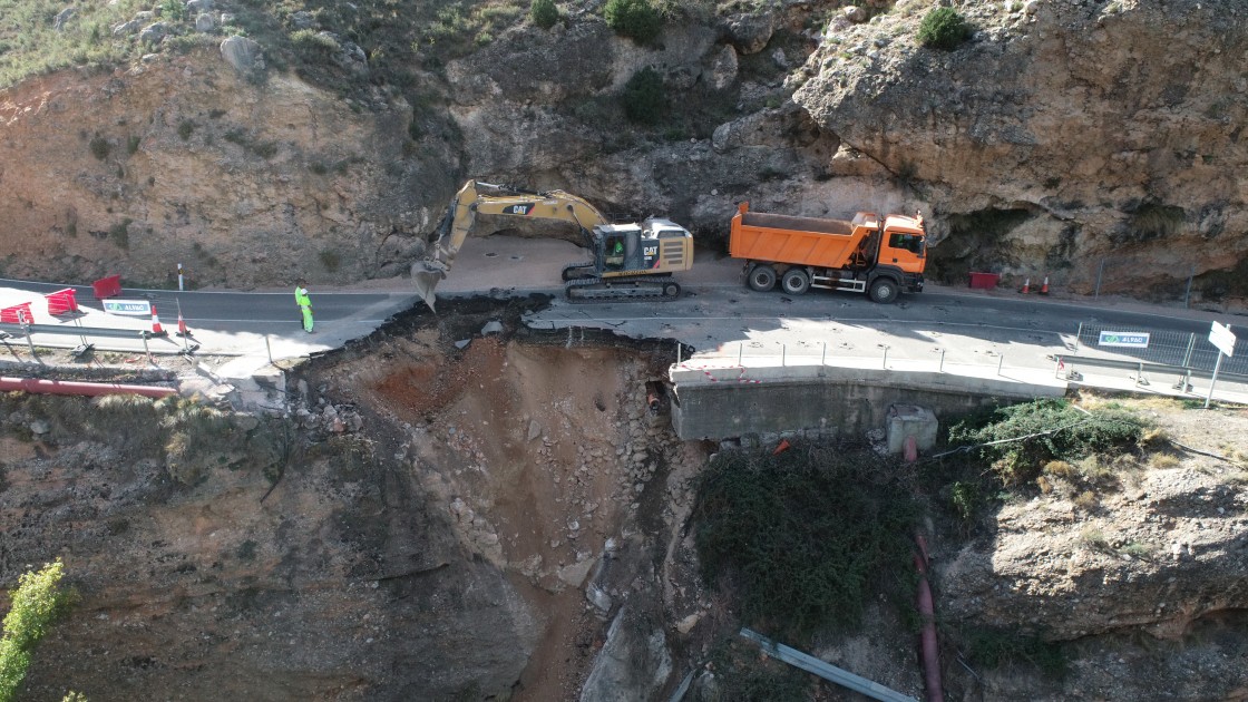 Las obras en el muro de contención en la N-420 en Utrillas obligan a desviar el tráfico