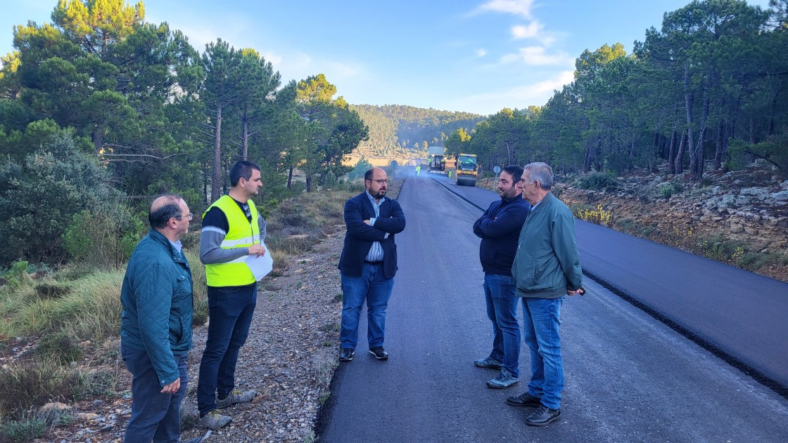 Catorce vías turolenses se benefician de los 5 millones de euros de inversión de la DPT para refuerzo de firme