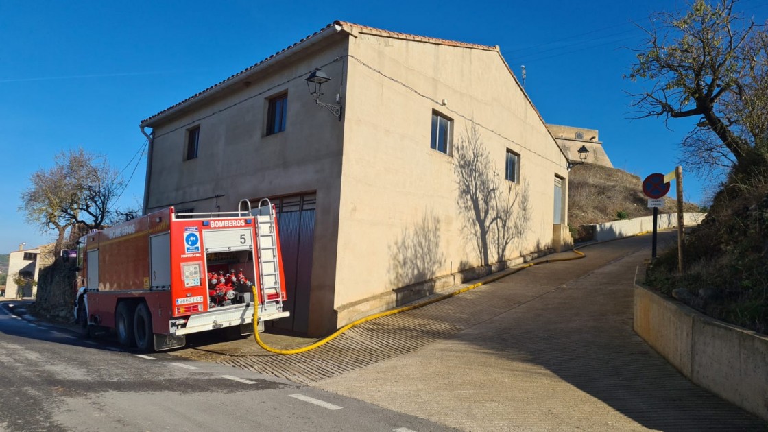 Bomberos de  La Diputación de Teruel están llevando agua al municipio de Lledó