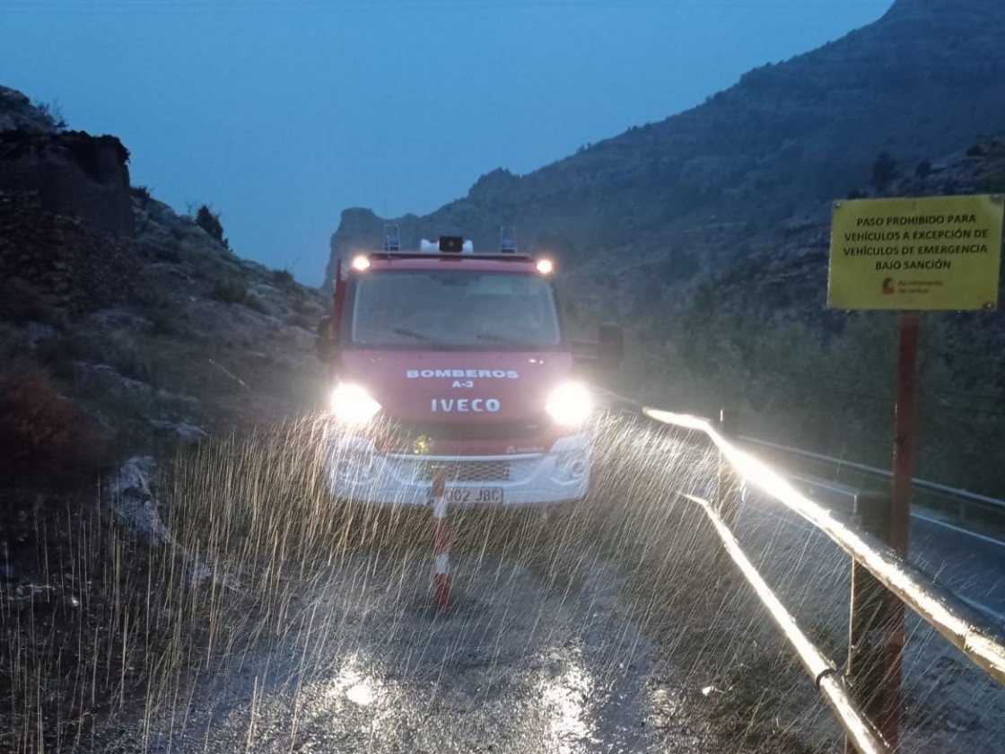 Bomberos de la DPT y el Ayuntamiento de Utrillas colaboran para habilitar un camino de emergencia por el corte de la N-420