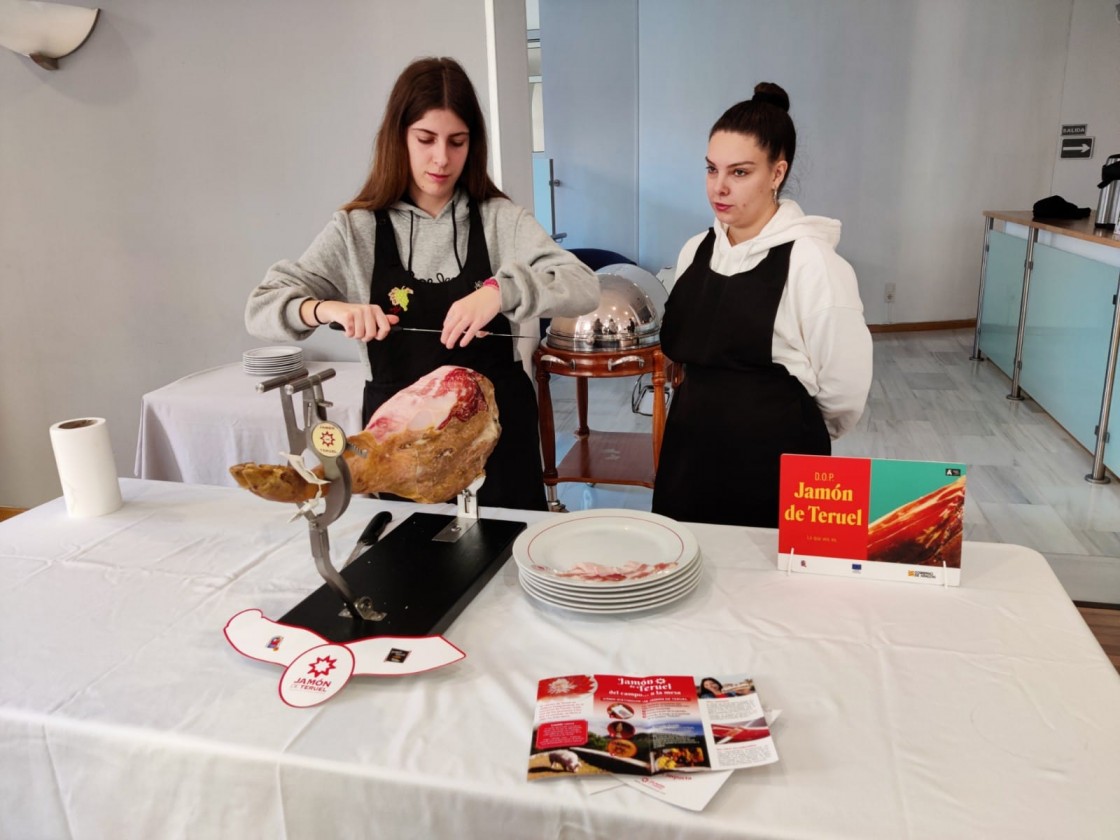 El CRDOP Jamón de Teruel colaborará en la formación del alumnado de la Escuela de Hostelería