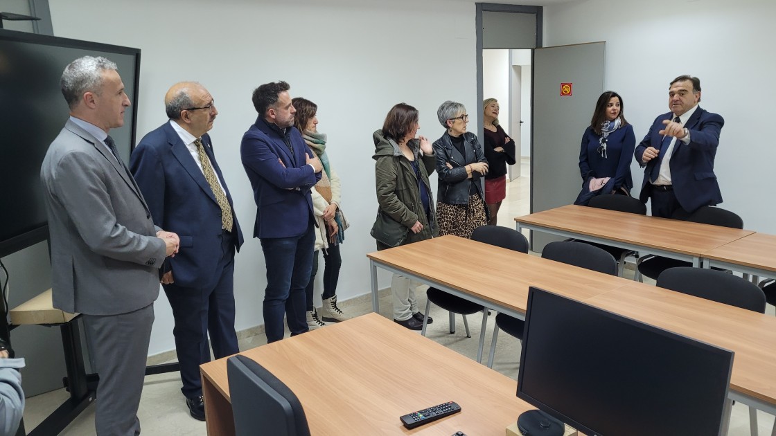 El aula de extensión de la UNED en Calamocha inaugura su primer curso con 17 alumnos y 7 profesores