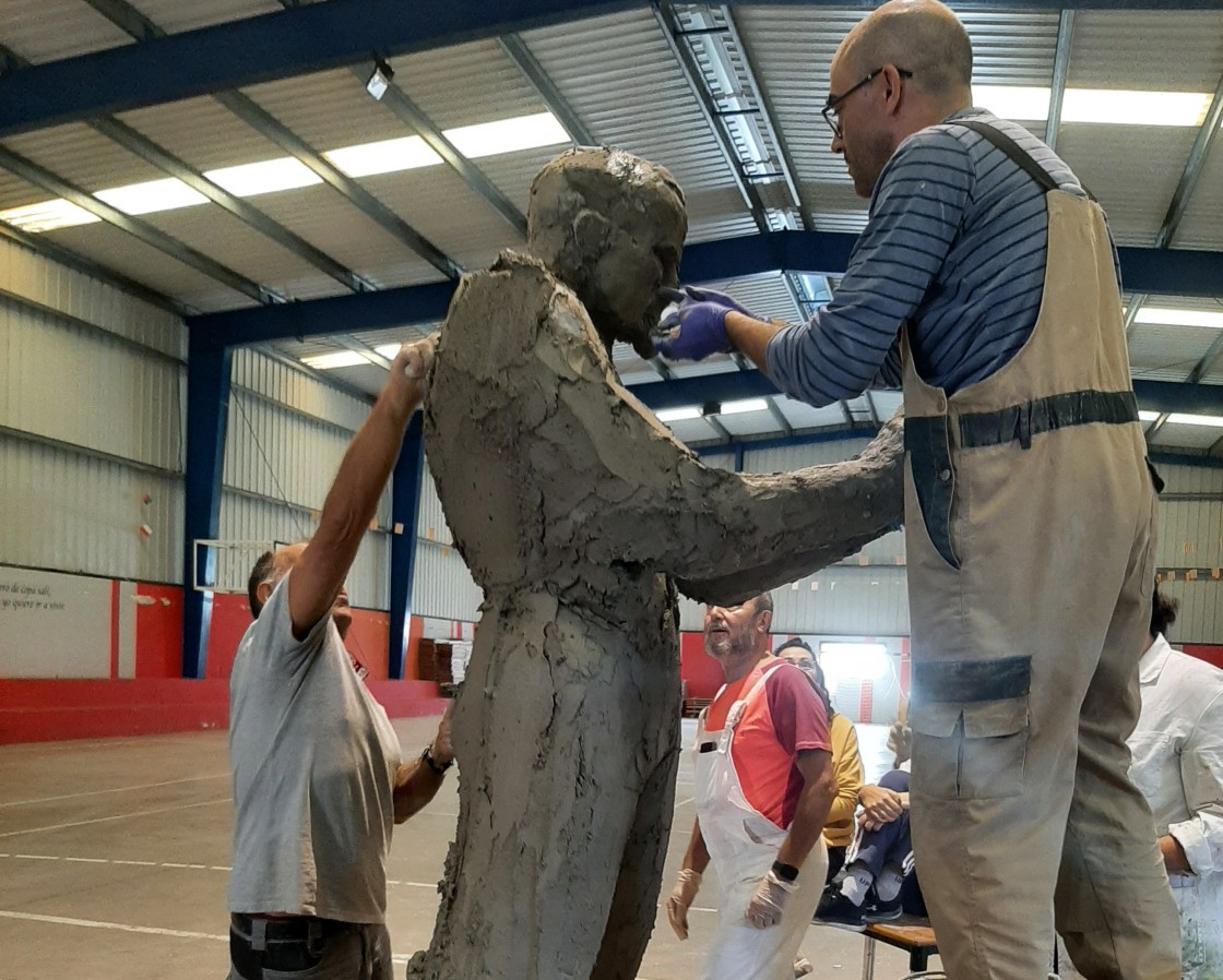 Una escultura colectiva homenajea a Pablo Serrano en Crivillén