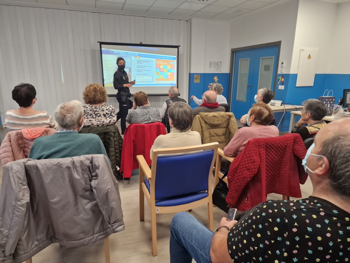 La Policía Nacional de Teruel presenta la iniciativa Ciberseguridad Experiencia Sénior para ayudar a los mayores con las nuevas tecnologías