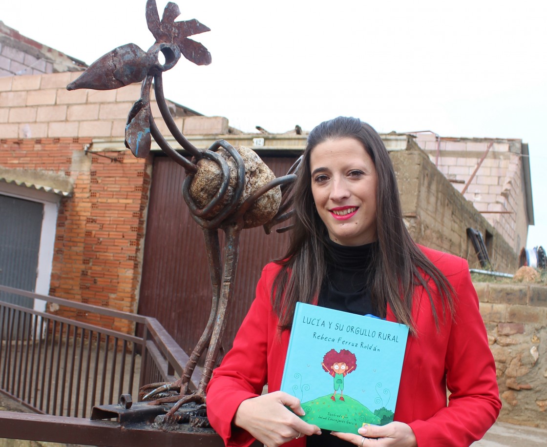 Rebeca Ferruz Roldán, maestra de pueblo y autora de 'Lucía y su orgullo rural':