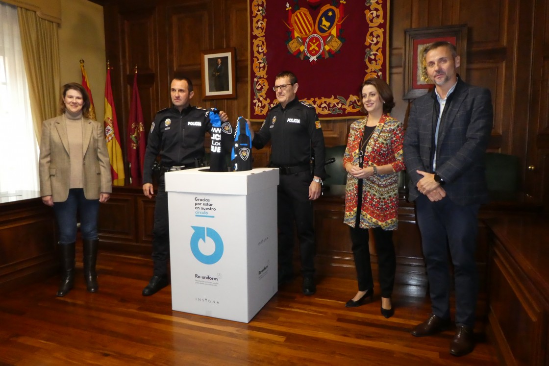 La Policía Local reduce CO2 con el uso de uniformes reciclables y reciclados