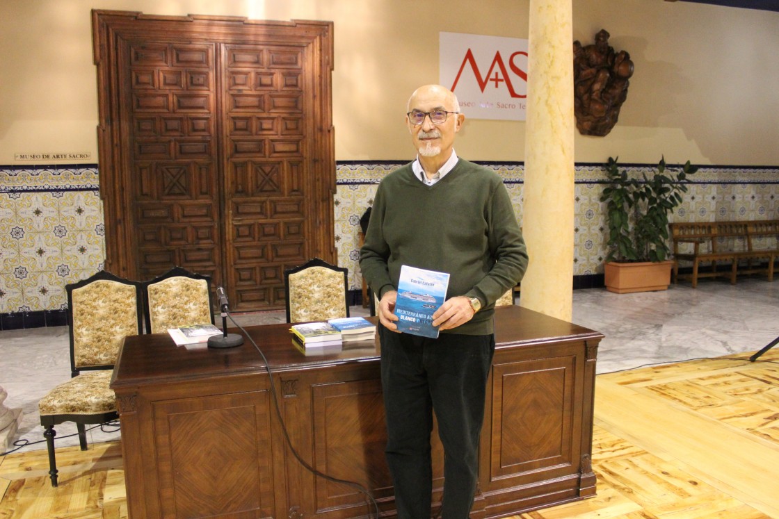 Gabriel Catalán, escritor: “‘Mediterráneo, azul, blanco y negro’ es una novela de contrastes y contradicciones”