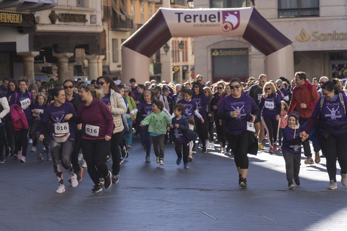 Medio millar de personas corren en Teruel para exigir el final de las violencias machistas