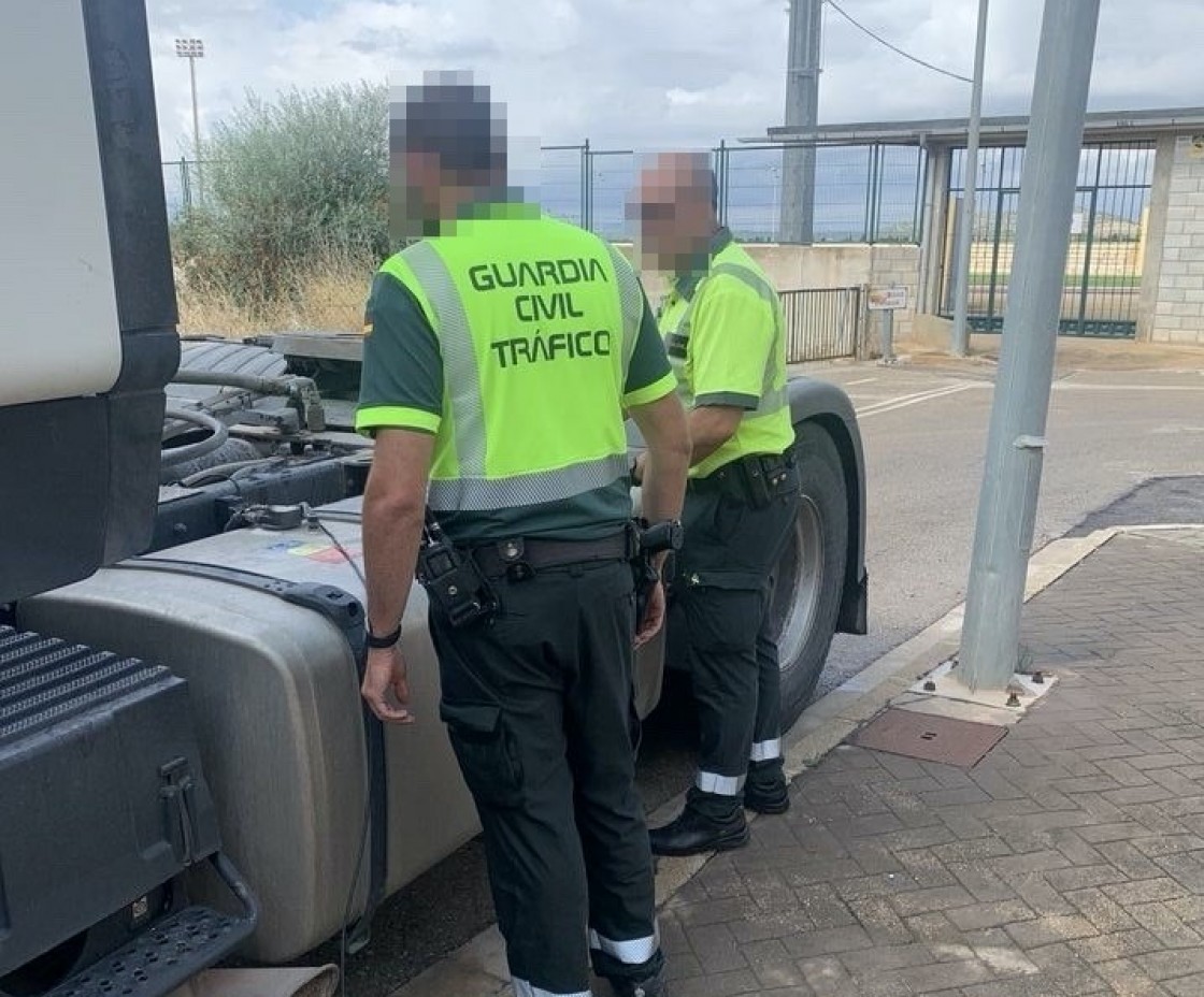 La Guardia Civil de Tráfico intercepta en Aguaviva a un camionero conduciendo un vehículo con el tacógrafo manipulado