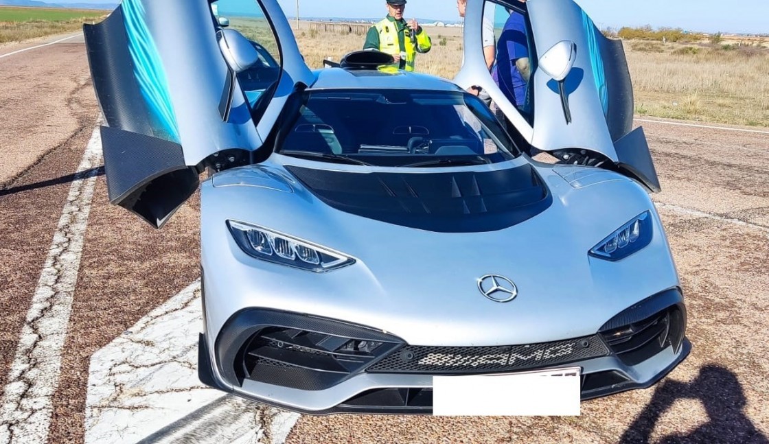 La Guardia Civil intercepta un coche deportivo a 199 kilómetros en una carretera limitada a 90