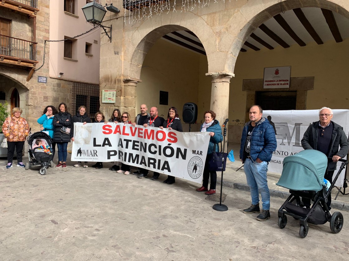 Vecinos de Gúdar-Javalambre se concentran en Mora de Rubielos para reclamar una Atención Primaria digna