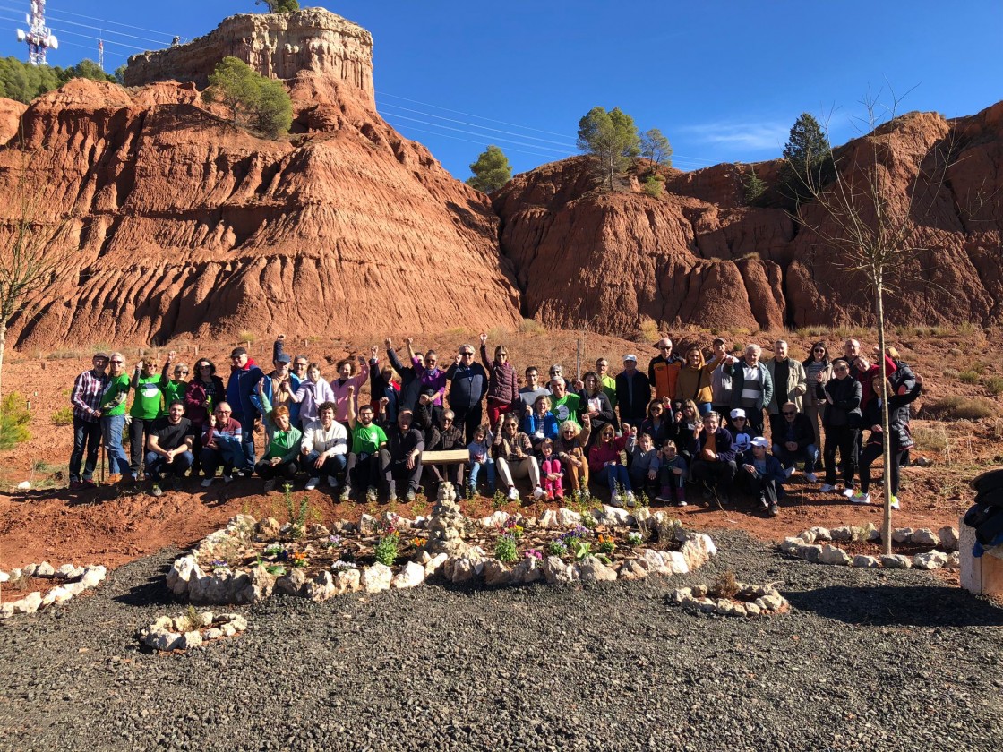 La asociación Acacia planta 120 nuevos árboles en el Parque de las Arcillas de Teruel