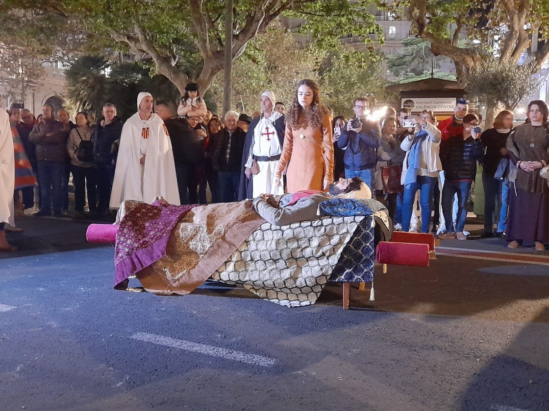 La escena del beso de Las Bodas, la más fotografiada en la Cabalgata del Patrimonio en Valencia