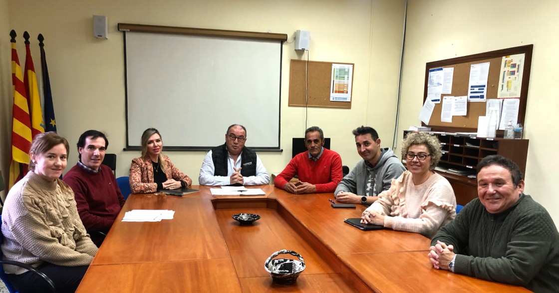 Avanza el proyecto piloto para transformar la lana de ovejas de Montes Universales en pellet