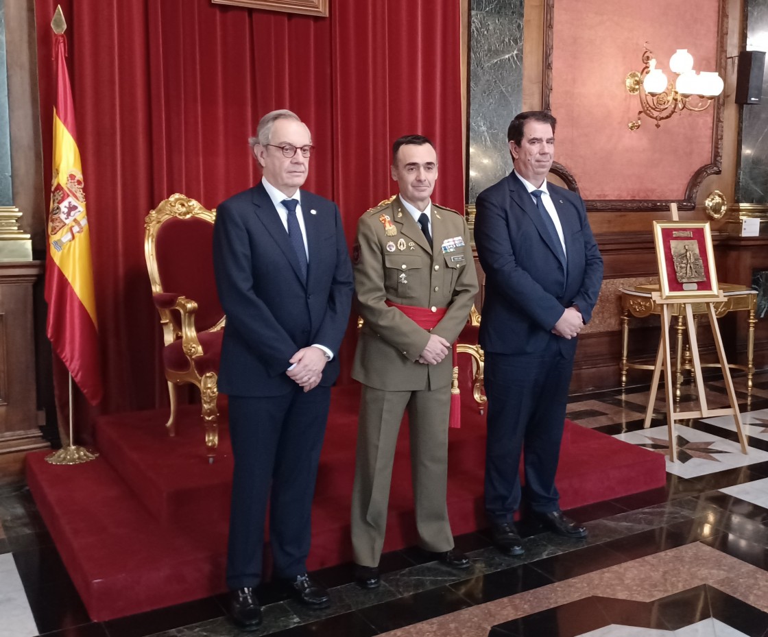 El Ejército de Tierra reconoce la colaboración del director del Aeropuerto de Teruel, Alejandro Ibrahim, con las Fuerzas Armadas