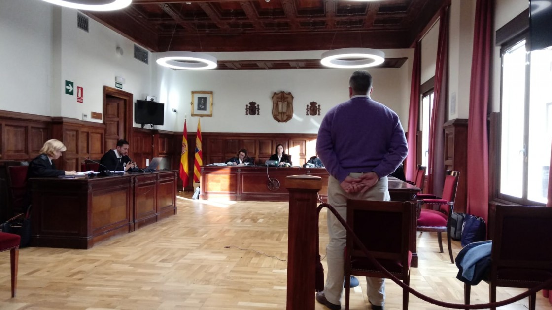 La audiencia de Teruel condena a un hombre a cuatro años de prisión por estafar 370.415 euros  a los clientes de un banco