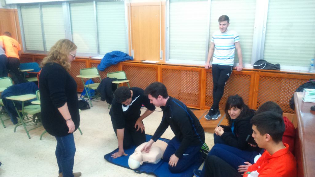 Los alumnos de los institutos de Teruel aprenden reanimación cardiopulmonar gracias al Colegio de Médicos