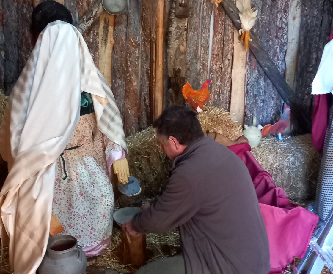 Los vecinos de Alobras construyen un Belén de tamaño natural junto a la iglesia del pueblo