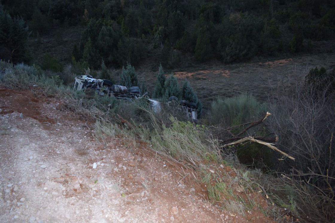 La Guardia Civil de Tráfico de Teruel rescata a un camionero atrapado en el interior del vehículo tras despeñarse por un terraplén