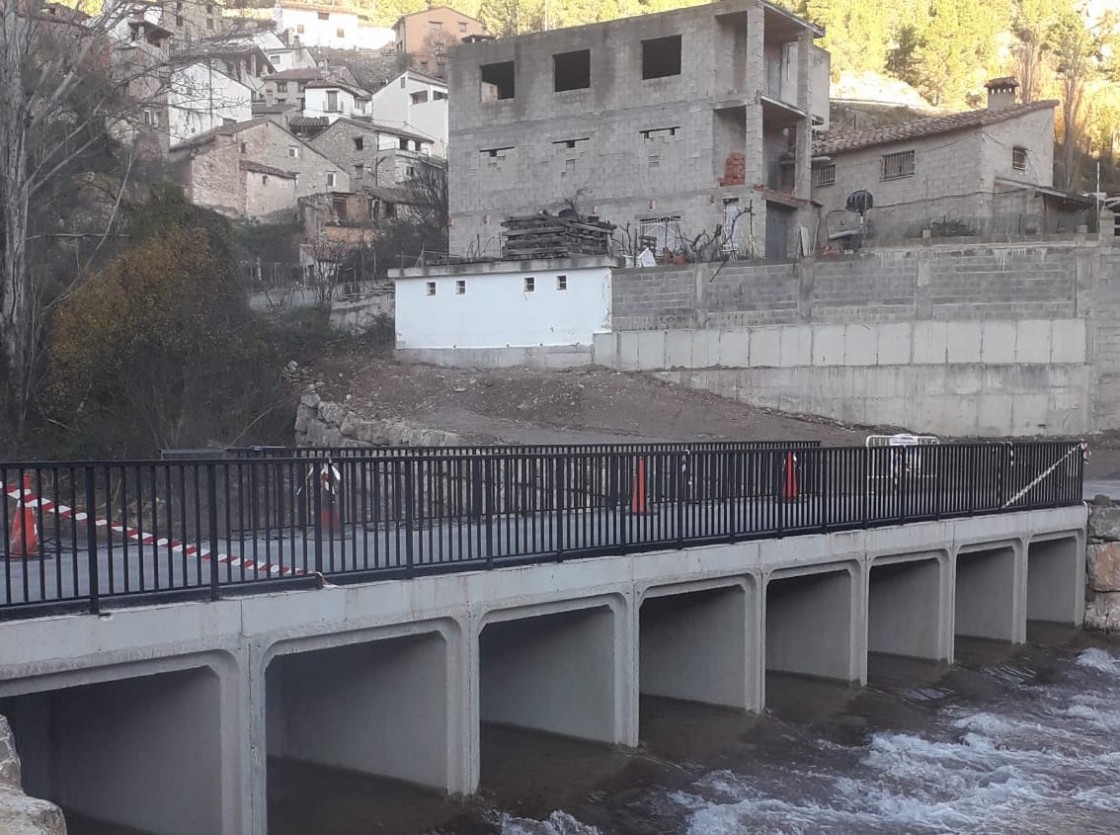 Ya está abierto el puente sobre el río Mijares en Olba para dar acceso al barrio de Los Ramones