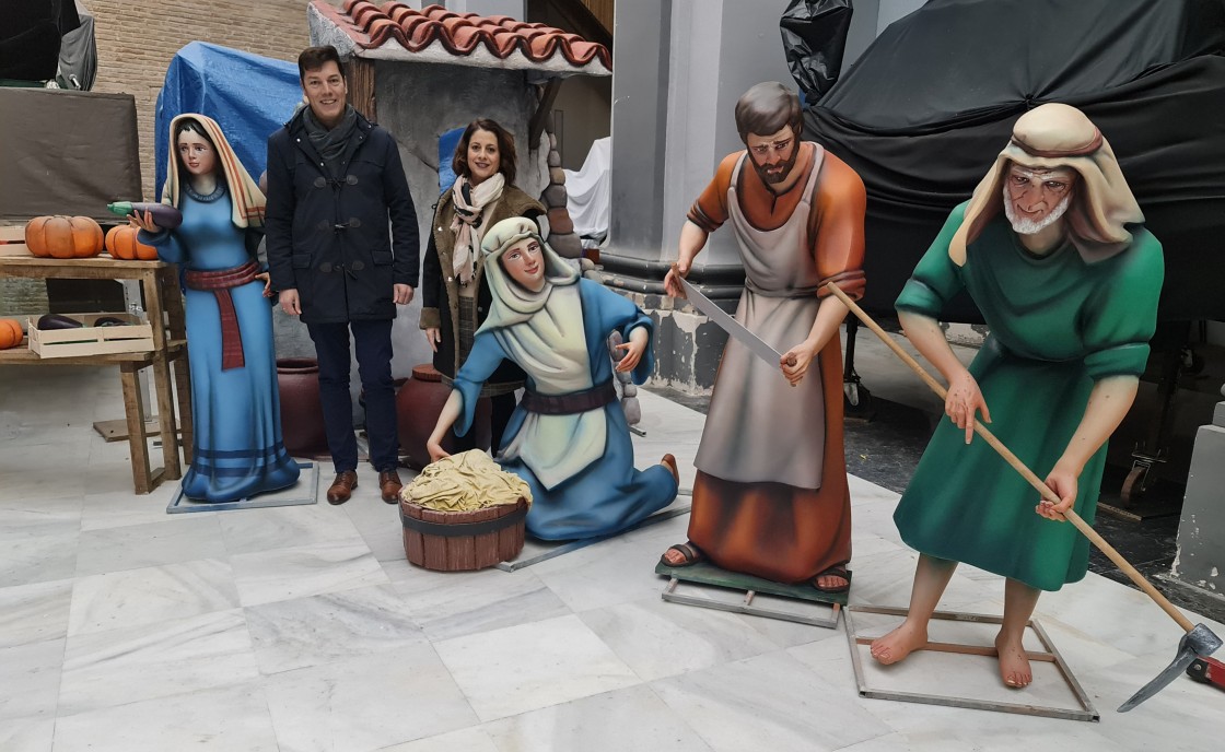 El Belén gigante de la plaza del Seminario de Teruel se amplía con 4 nuevas figuras y un edificio más