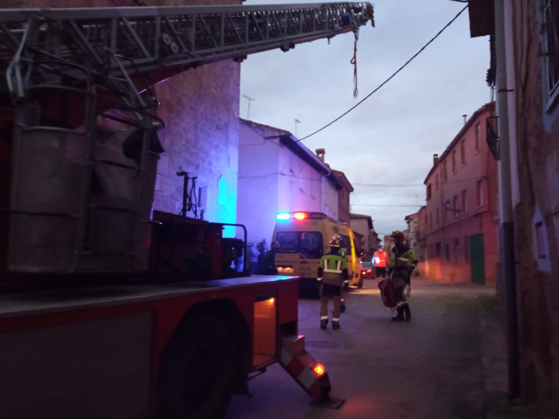 Herido un hombre en Orrios tras caer de una altura de seis metros desde el tejado de una vivienda a otro de chapa