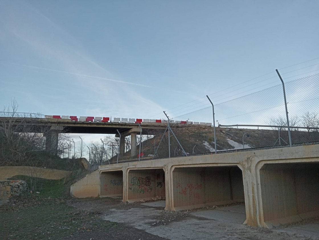 Quejas en Santa Eulalia por un puente que lleva roto desde el mes de agosto