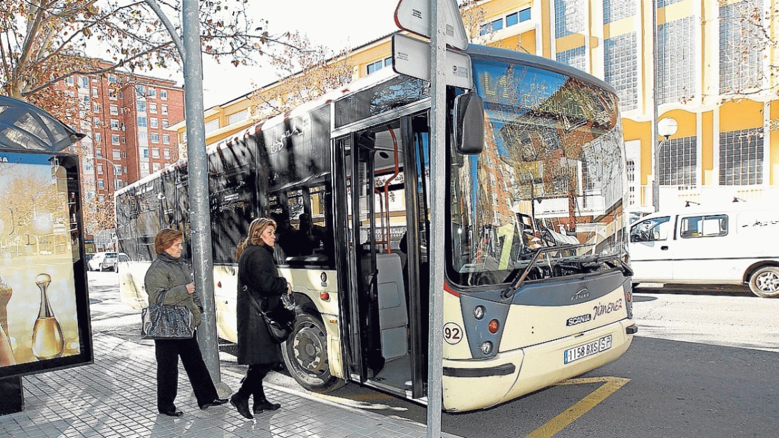 El Ayuntamiento de Teruel aumentará al 50 por ciento el descuento de los abonos del autobús