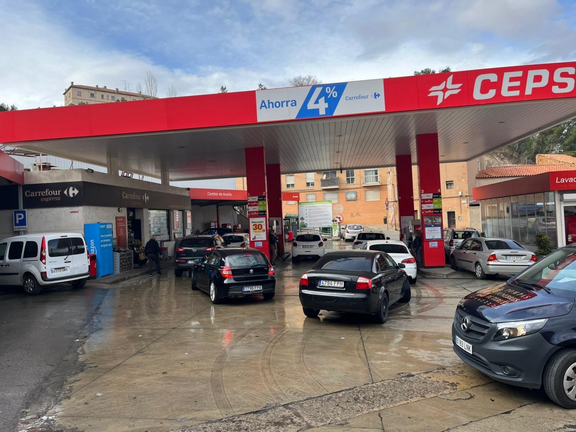 Colas y más afluencia en las gasolineras ante el final del descuento público