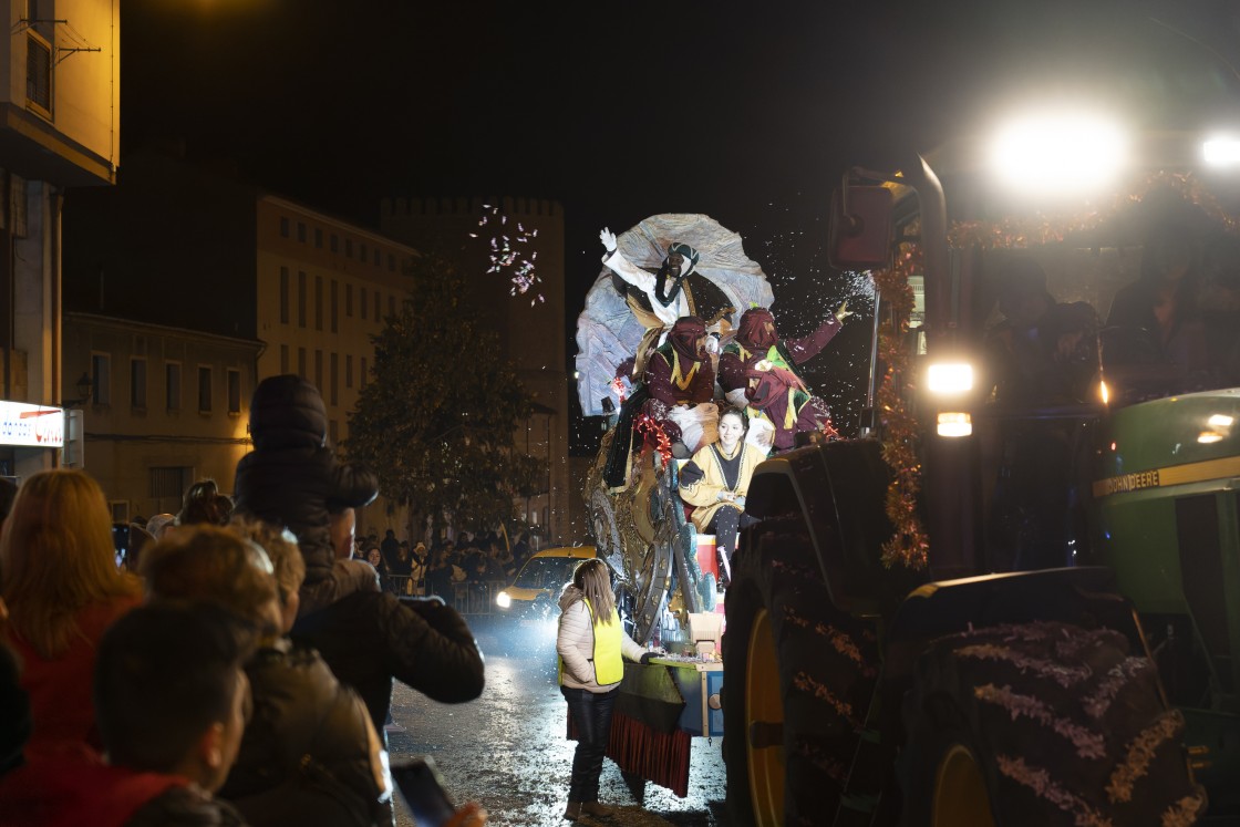 Los Reyes Magos llegan a Teruel para participar en una cabalgata hecha por y para los turolenses