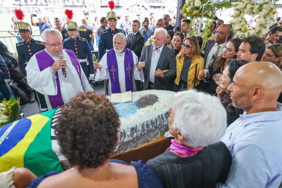 Javier Mateo Arana,  el sacerdote turolense  que ofició la ceremonia  de despedida de ‘Pelé’