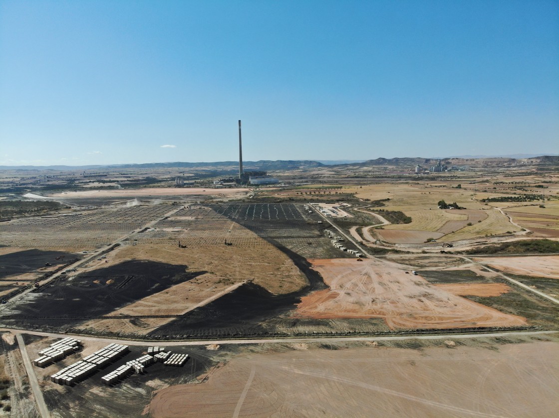 Endesa derribará en febrero la chimenea de 343 metros de la central térmica de Andorra