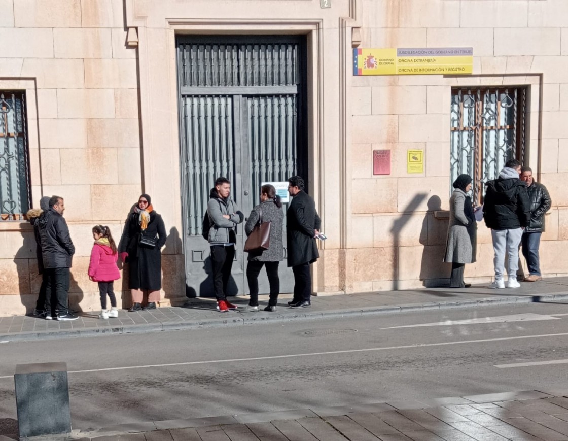 EMT denuncia la “deficiente atención a la ciudadanía” de la administración estatal con largas colas a la intemperie