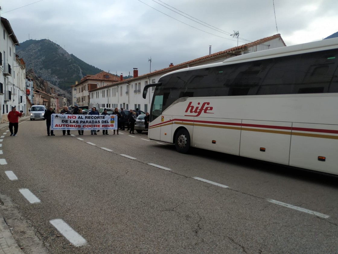 Los vecinos paran en Montalbán el autobús de Reus en protesta por los recortes del servicio