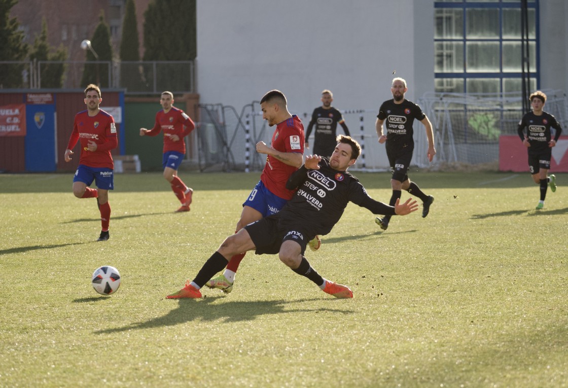 El CD Teruel no pasa del empate (0-0) ante el Olot en un choque contra el rival y un árbitro desnortado