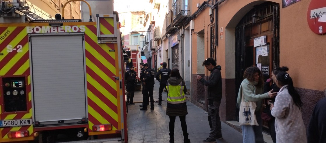 Un incendio sin daños personales en La Zona de Teruel obliga a desalojar por precaución cuatro pisos