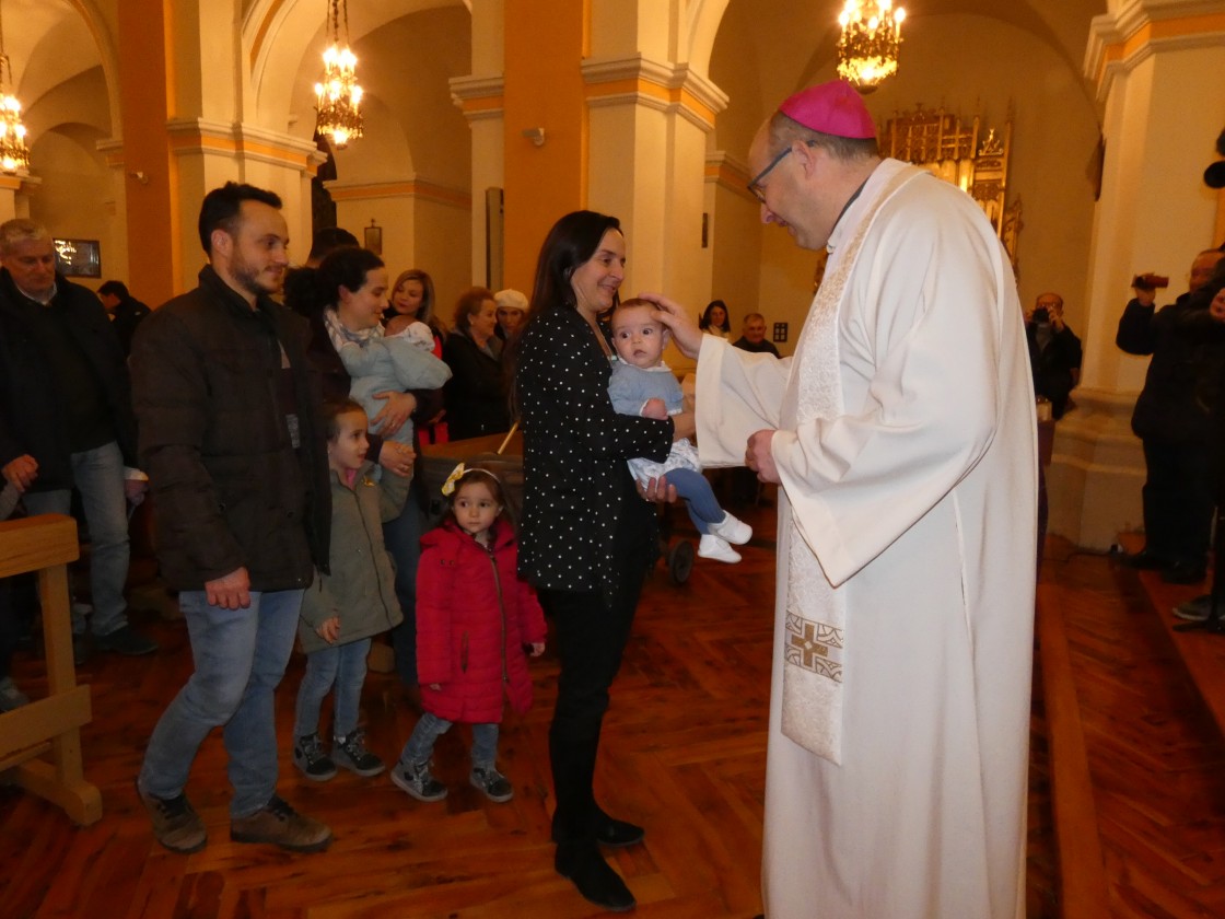 Los turolenses cumplen con la tradición de la Candelaria y llevan a bendecir a sus bebés