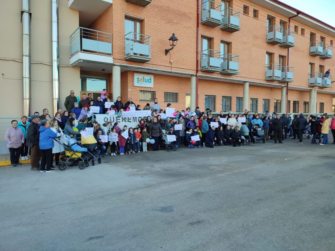 Concentración en Cedrillas para reclamar un pediatra en el centro sanitario