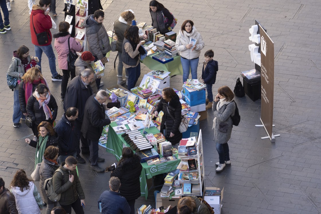 Los colegios de Teruel montan un mercadillo con libros de segunda mano en el Torico y logran 6.500 euros para la AECC