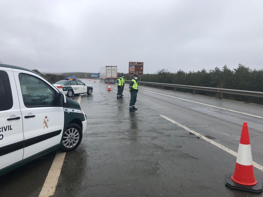 La Guardia Civil investiga un accidente de un vehículo conducido por una persona bajo influencia de drogas tóxicas