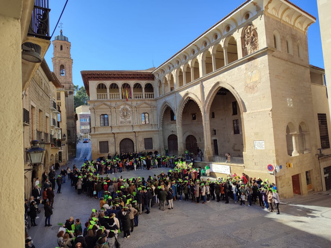 La AECC de Alcañiz recoge firmas para que se cubran las plazas de Oncología